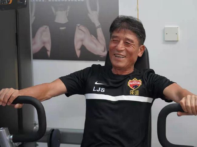 助理以为自己马屁拍到了马腿上，急忙改口道：是是是，以少爷您的身份，哪是那些所谓国民老公能比拟的。